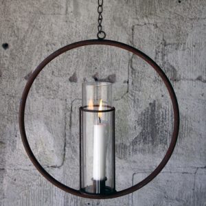 Hängande ljusring med stormglas i rostig metall