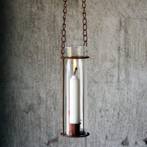 Hängande ljusstake i rostig metall med stormglas och kedja