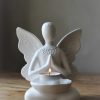 Majas Cottage yoga girl butterfly vingar