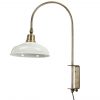 Vägglampa i mässing med vit lampskärm i metall