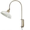 Vägglampa i mässing med vit lampskärm i metall