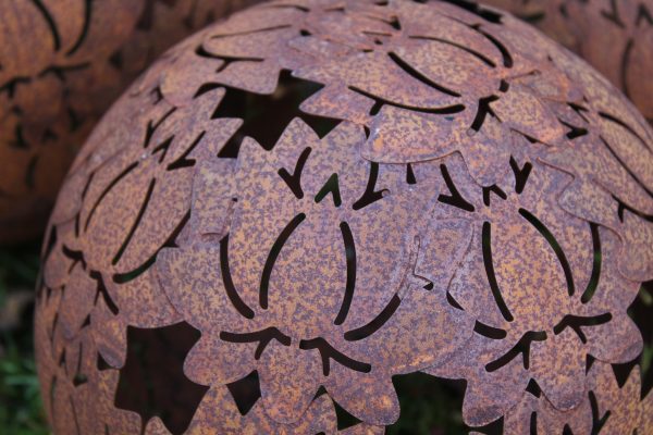 Trädgårdsklot dekorationsklot rostig metall lotus marschallhållare