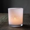 Majas cottage ljuslykta vit med texten be kind always