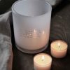 Majas cottage ljuslykta vit med texten be kind always