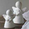 Majas cottage skyddsängel i vit keramik