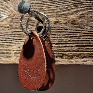 Nyckelring i brunt läder med renhorn