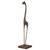 Staty giraff i järn och trä