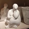 Skulptur statyett vit sittande kvinna