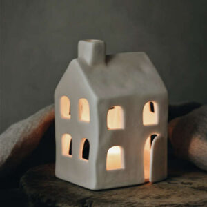 Majas cottage ljushus lykta i vit keramik