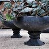 Stor svart pokal i vintage svart metall