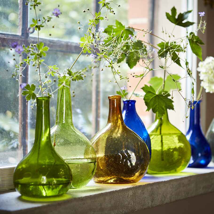 Grön vas i återbrukat munblåst glas