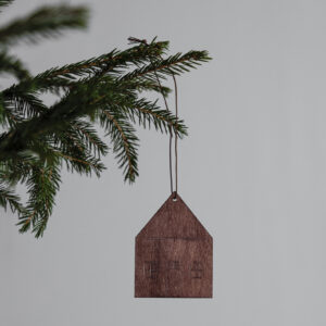 Hus hänge julgranspynt i trä