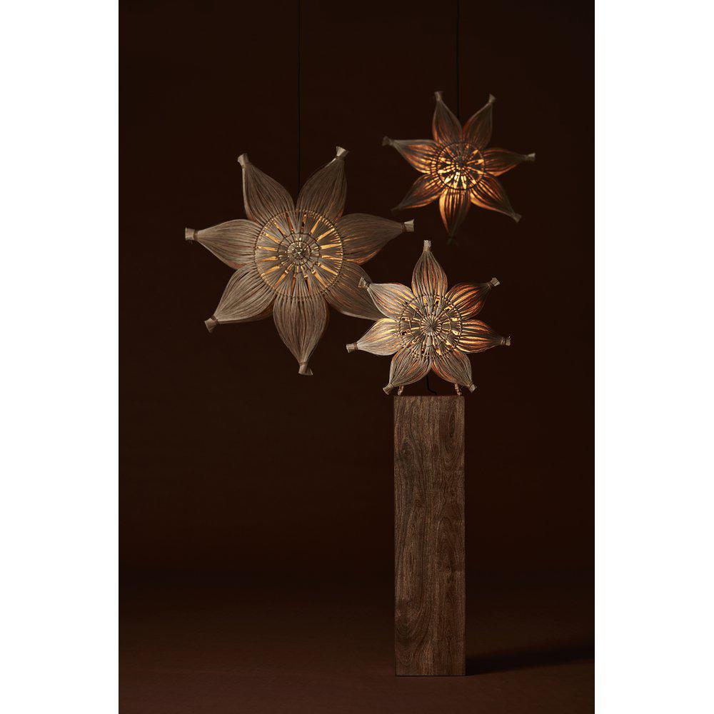 Hängande julstjärna i naturmaterial