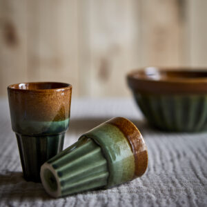 Kopp / Mugg i grönbrun keramik