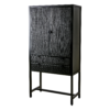 Svart högt skåp i rotting och trä