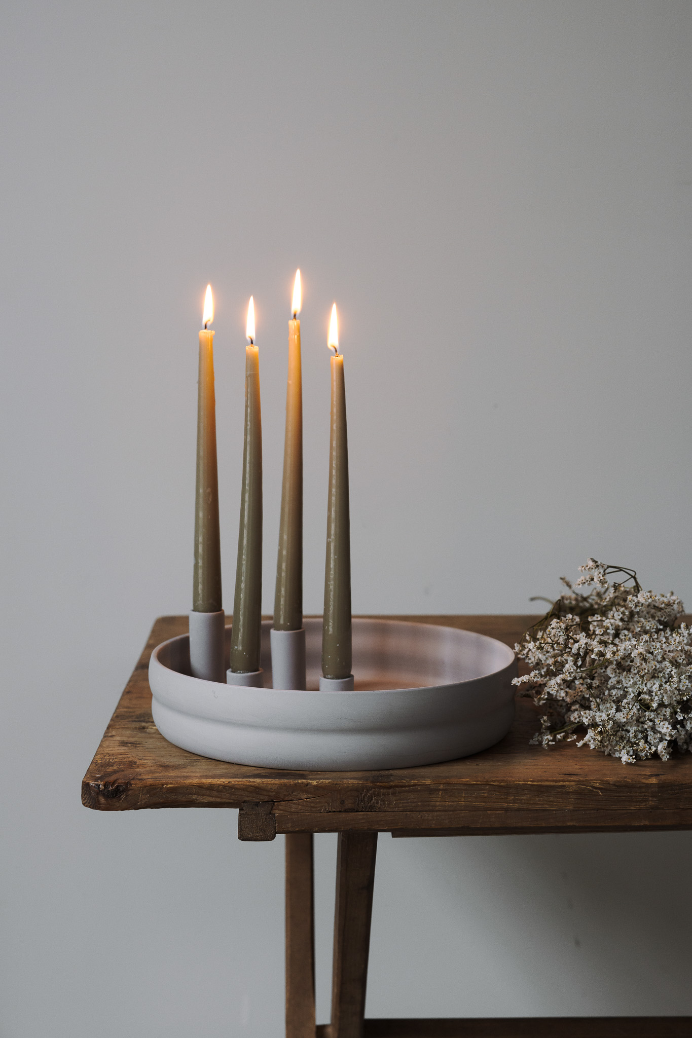 Adventsljusstake ljusfat rund ljusgrå matt keramik
