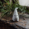 Stående mini tomte malte i vit matt keramik