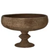Kruka pokal på fot i rostbrun metall utomhus