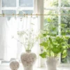 Urna kruka vas i vit beige blommig stengods
