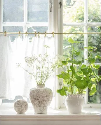 Urna kruka vas i vit beige blommig stengods
