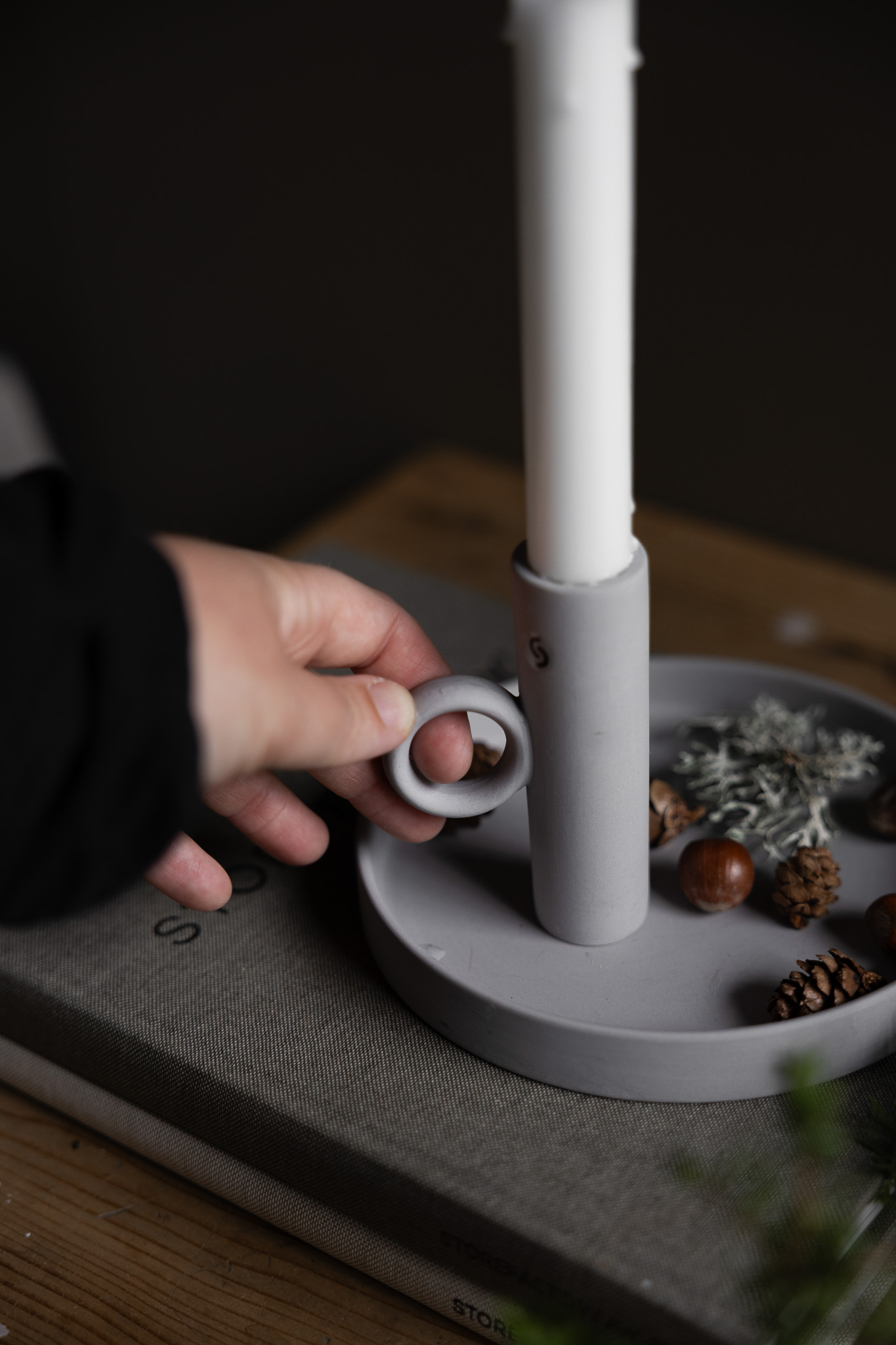 Nattljusstake kammarljusstake med handtag grå keramik