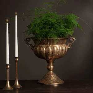 Kruka pokal på fot i guldbrun metall