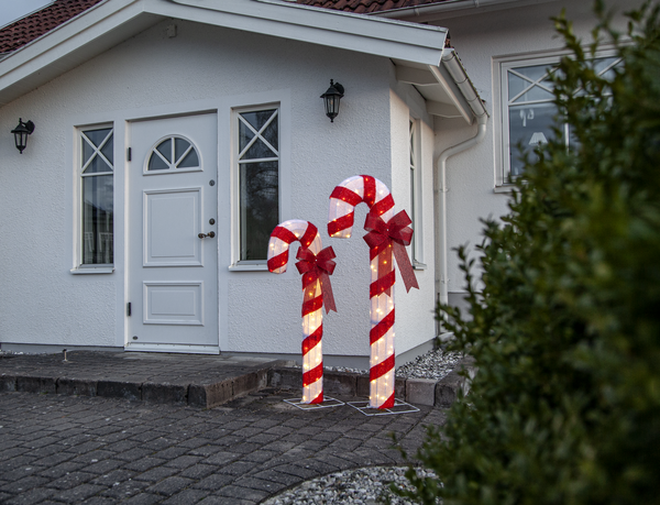 Polkagris juldekoration med ledbelysning utomhus