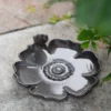 Fågelbad i järn blomma