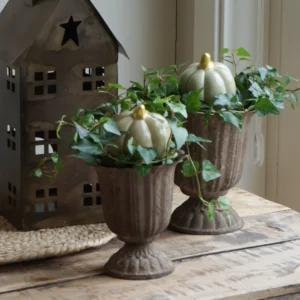 Pokal / kruka på fot i rostbrunt järn