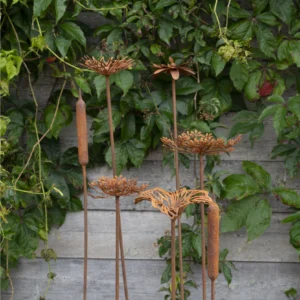 Trädgårdsdekoration rostig blomma på pinne