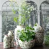 Urna kruka vas i grönt blommigt mönster