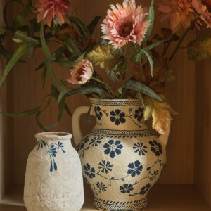 Urna i handgjord vit / blå bomull maché