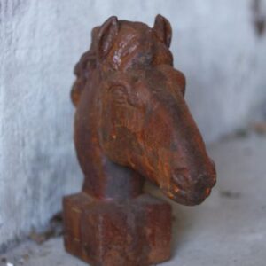 Hästhuvud trädgårdsdekoration i rostigt järn