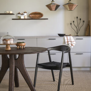 Vägghylla i brunt mangoträ