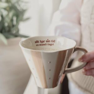 Majas Cottage mugg med text " Allt har sin tid en stund i taget"