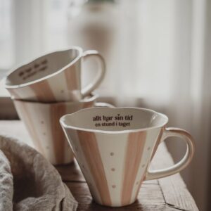 Majas Cottage mugg med text " Allt har sin tid en stund i taget"
