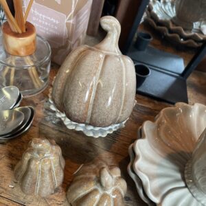 Pumpa ljusbrun beige melerad porslin