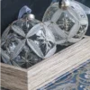 Julgranskulor i klarglas med vitt och silver glitter