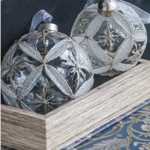 Julgranskulor i klarglas med vitt och silver glitter