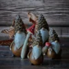 Vätte tomte med kotte och svamp i brunt