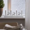 Adventsljusstake med julbock i vitt trä