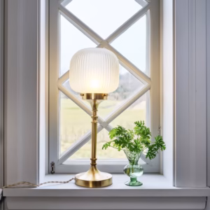 Bordslampa eli i mässing och vitt frostat glas