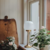 Bordslampa eli i mässing och vitt frostat glas