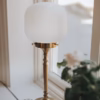 Bordslampa eli i mässing och vitt frostat glas