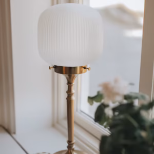Bordslampa eli i mässing och vitt frostat glas