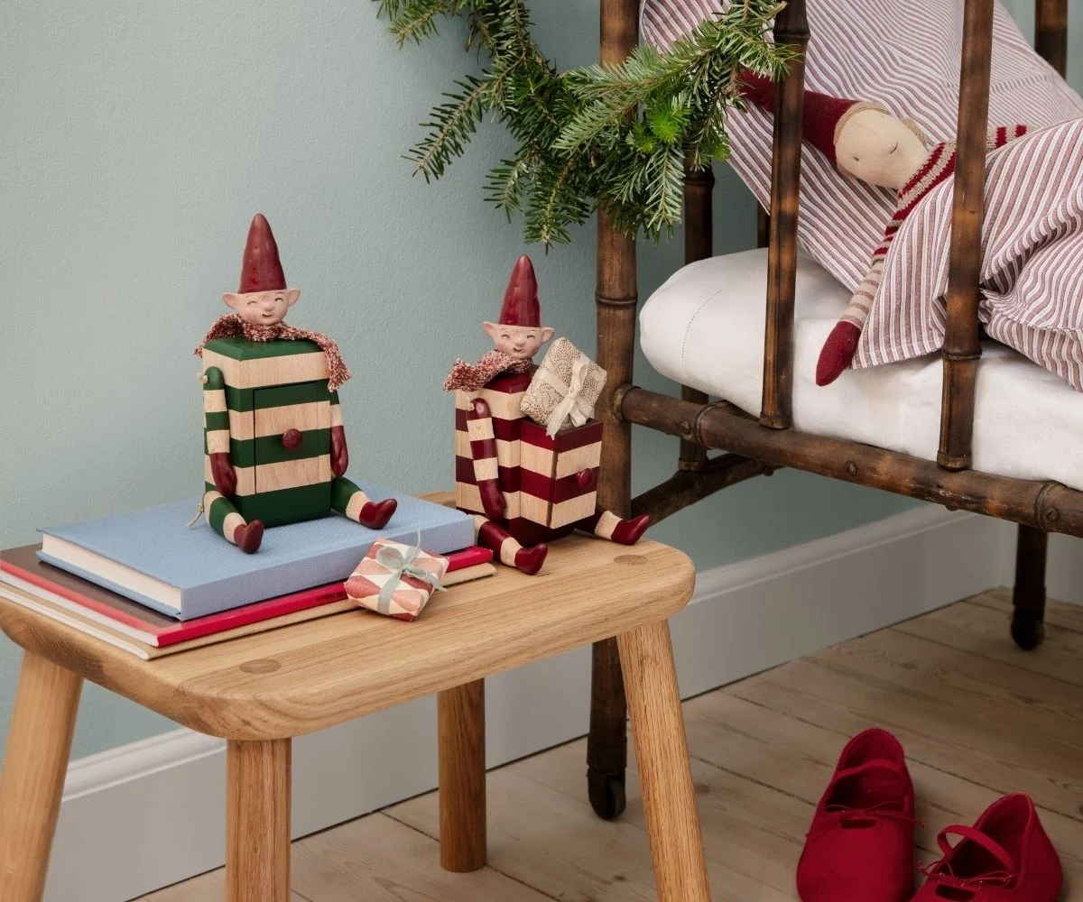Tomte elf med låda röd maileg samlarobjekt