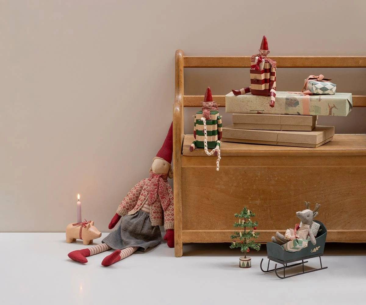 Tomte elf med låda röd maileg samlarobjekt