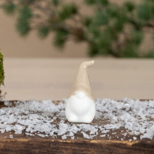 Stående mini tomte malte i vit beige matt keramik