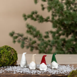 Stående mini tomte malte i vit röd matt keramik