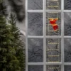 klättrande tomte på stege med ljusslinga för utomhusbruk